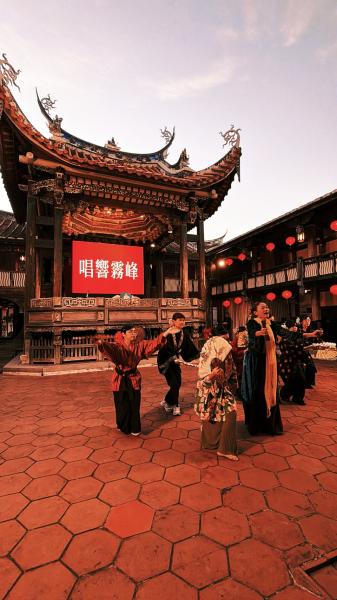 由吳文翠老師的舞蹈引領、加上曉彤老師帶領著宮保第夥伴的車鼓陣節奏身影、阿諾老師的朗誦——透過輕快的民俗音樂藝術與肢體轉化，將常民生活，以最現代的審美感官，喚起在地溫暖的土地記憶。