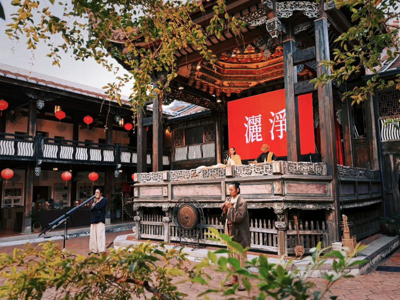 當聲樂響起，大花廳前庭的空氣彷彿凝固，浮游生兀樂團演繹了從「混沌到一」的起源。在「灑淨」與「禮讚」的儀式中，向這座古老的宅第致敬。這不只是表演，而是一種記憶喚醒，讓每一位賓客在進入晚宴前，先褪去城市的浮躁，回到阿罩霧靜心感受祭拜神明、庇佑大地的莊嚴。
